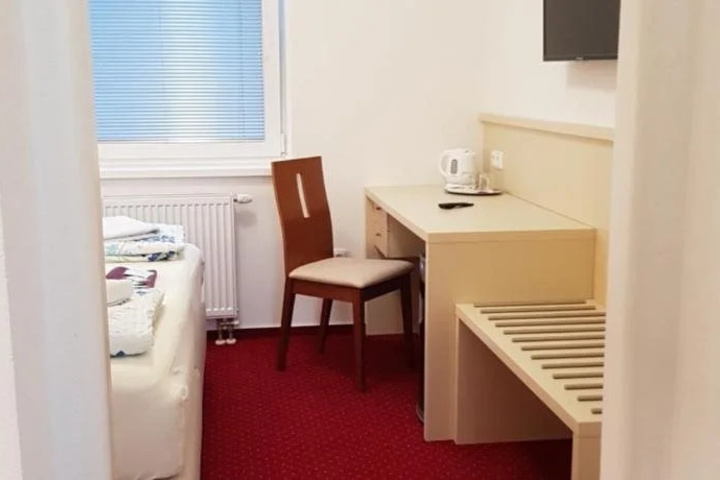 Room 25 of 27
