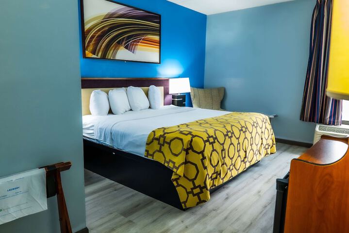 1 King Bed (32 of 40)
