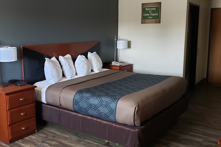 1 King Bed (1 of 8)