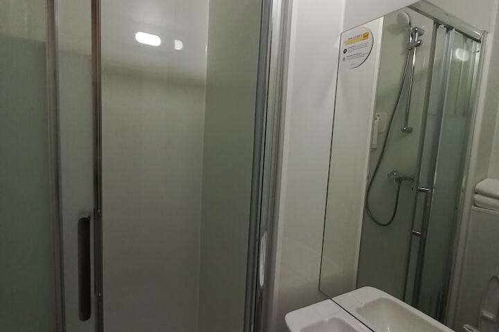 Room 16 of 39