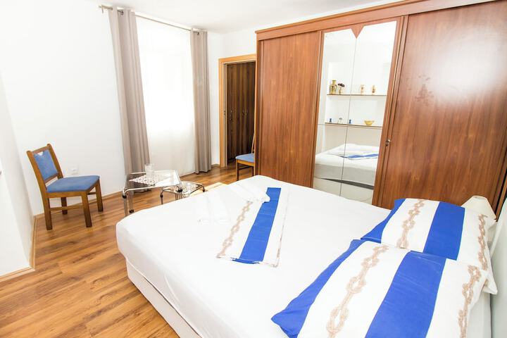 Room 2 of 10