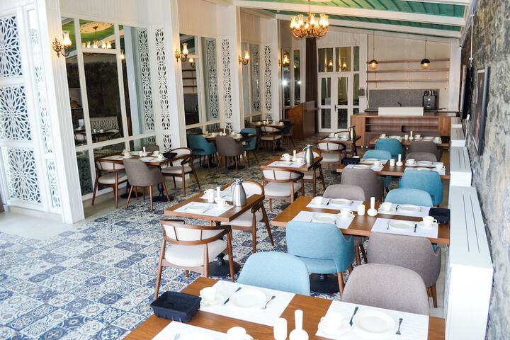 Dining 11 of 13