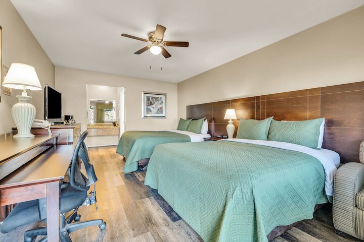 1 Queen Bed (2 of 18)