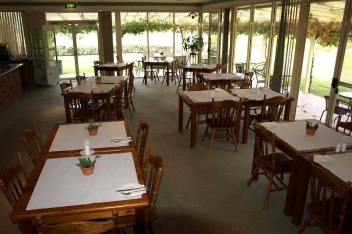 Dining 40 of 61
