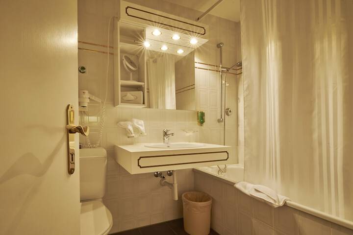 Room 11 of 50