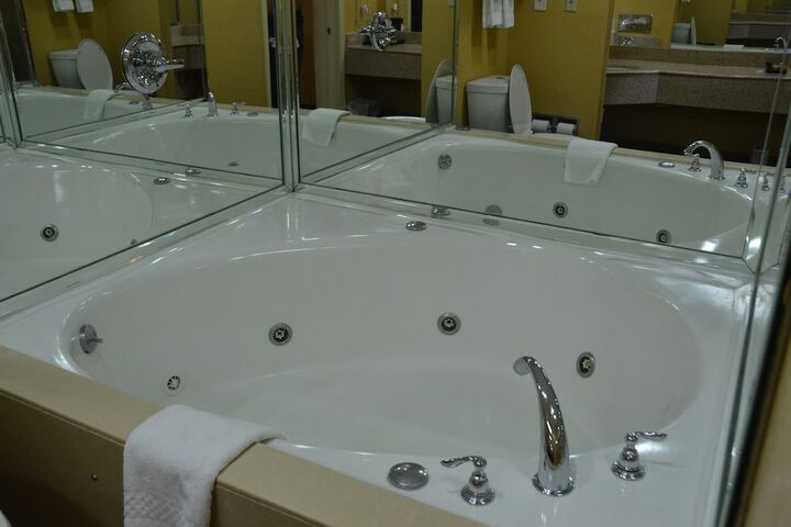 Jetted tub