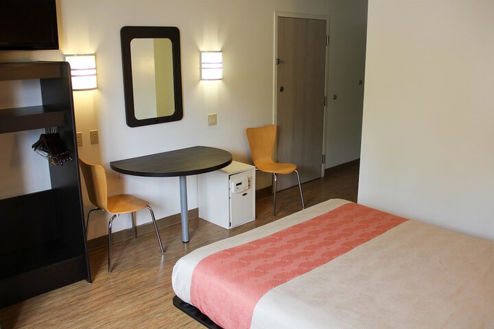 1 Queen Bed (2 of 7)