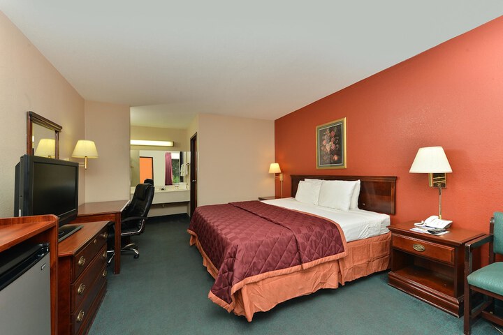 1 King Bed Accessible (5 of 8)