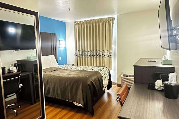 1 Queen Bed (4 of 17)