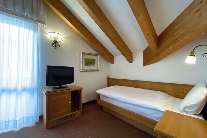 Room 34 of 107