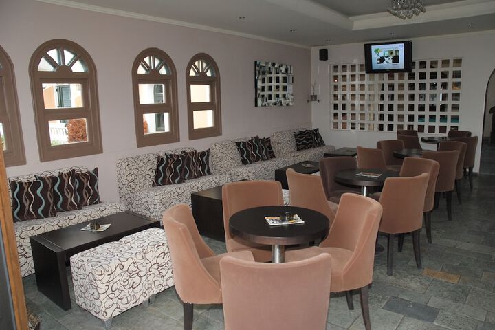 Lounge 33 of 58