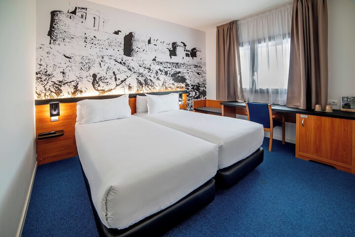 Room 13 of 34