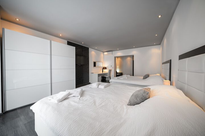Room 6 of 16