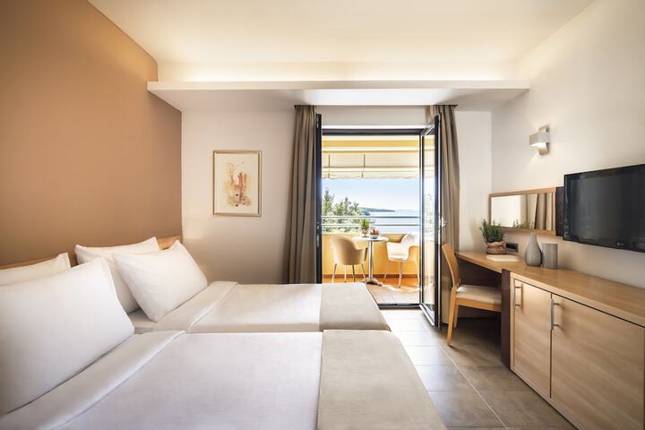 Room 6 of 70