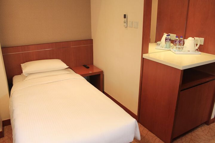 Room 8 of 40