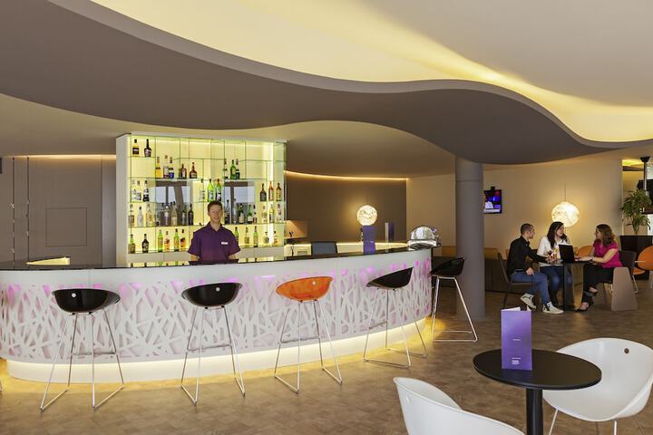 Lounge 93 of 122