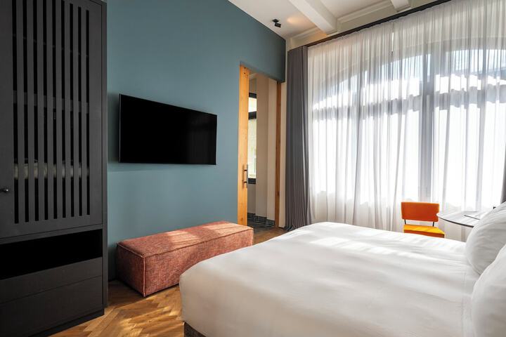 Room 5 of 94