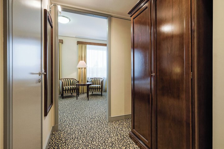 Room 17 of 33
