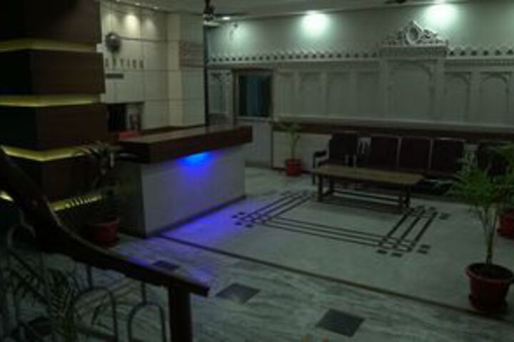 Lounge 4 of 21