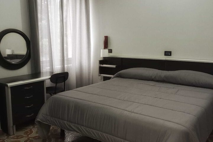 Room 9 of 18