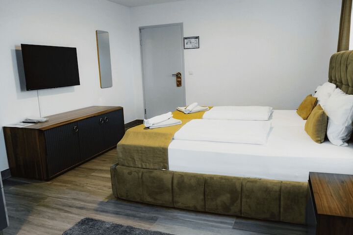 Room 6 of 8