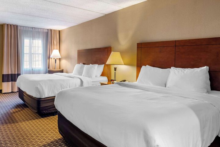 2 Queen Beds Accessible (16 of 17)