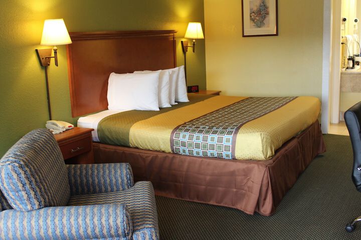 1 King Bed (8 of 28)