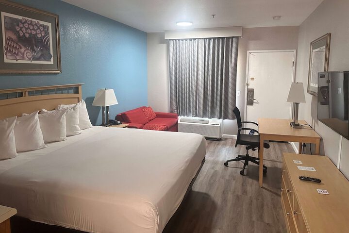 1 King Bed (4 of 7)