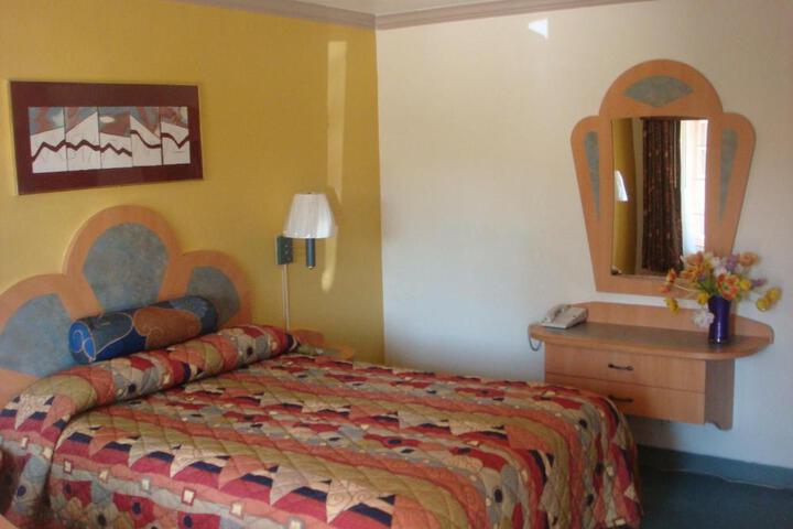 1 Bedroom Standard Queen Bed (1 of 6)