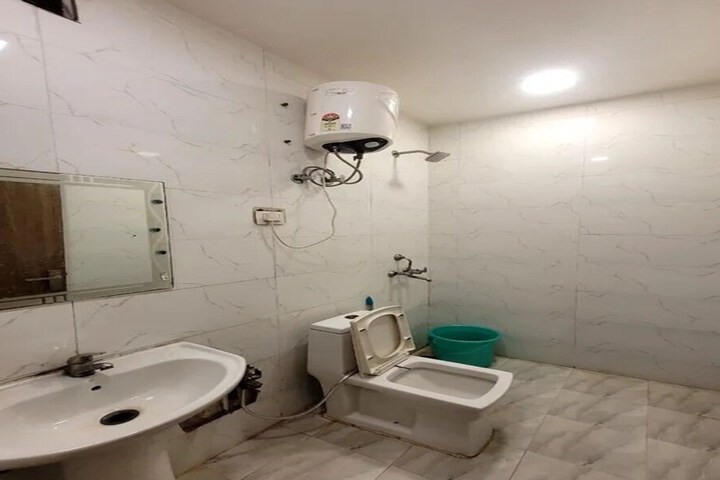 Room 16 of 18