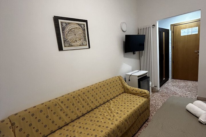 Room 9 of 23