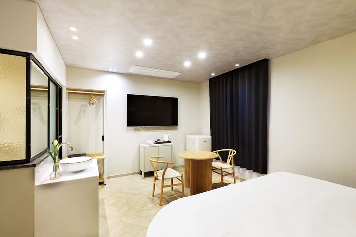 Room 6 of 61