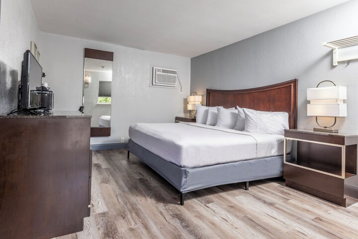 Premium King Bed (9 of 13)