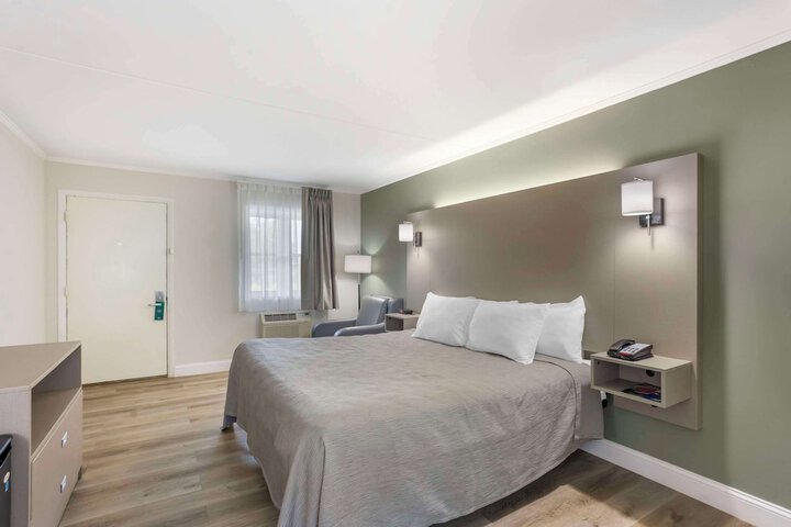 1 King Bed (13 of 13)
