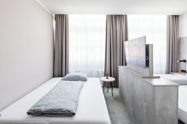 Room 8 of 40