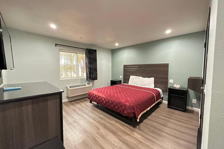 1 King Bed (8 of 8)