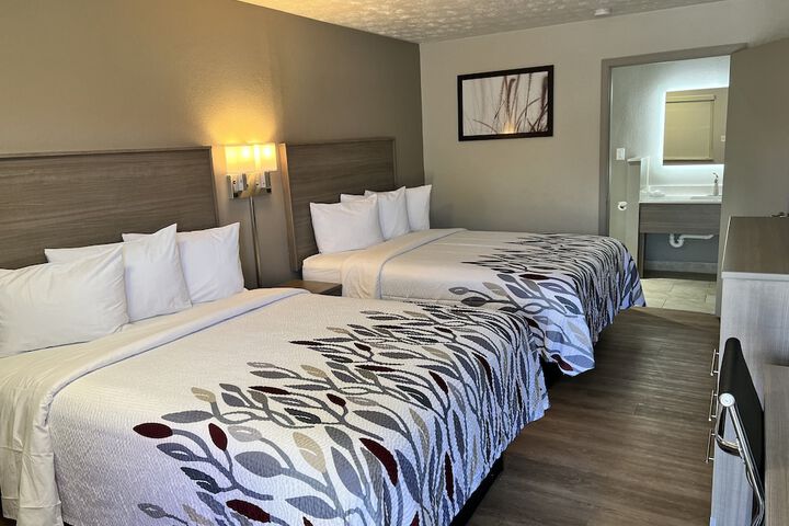 Deluxe 2 Queen Beds (6 of 10)