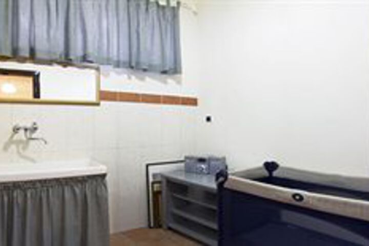 Room 4 of 33
