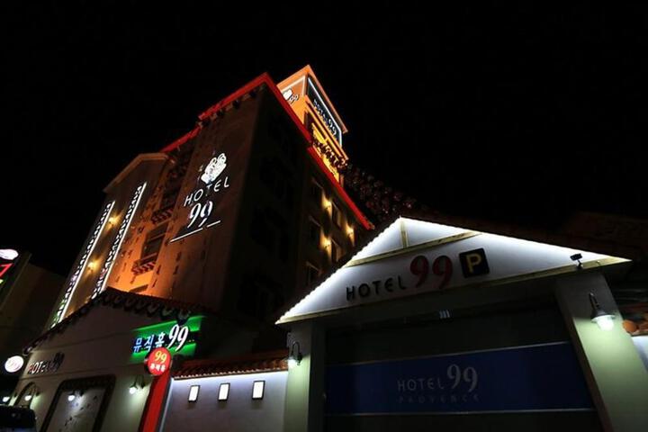 Hotel 99