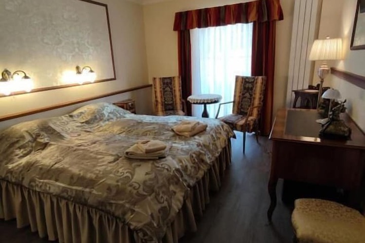 Room 14 of 33