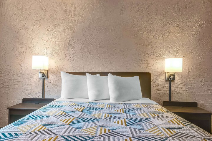 1 Queen Bed (1 of 15)