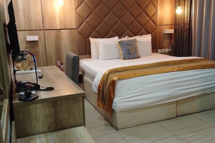 Room 7 of 11