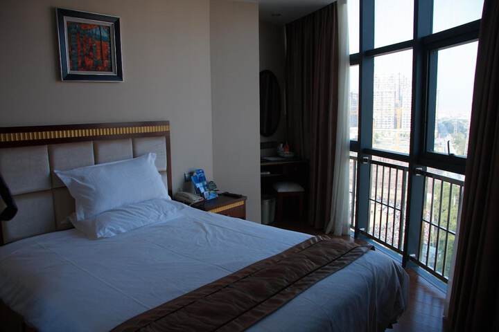 Room 25 of 42