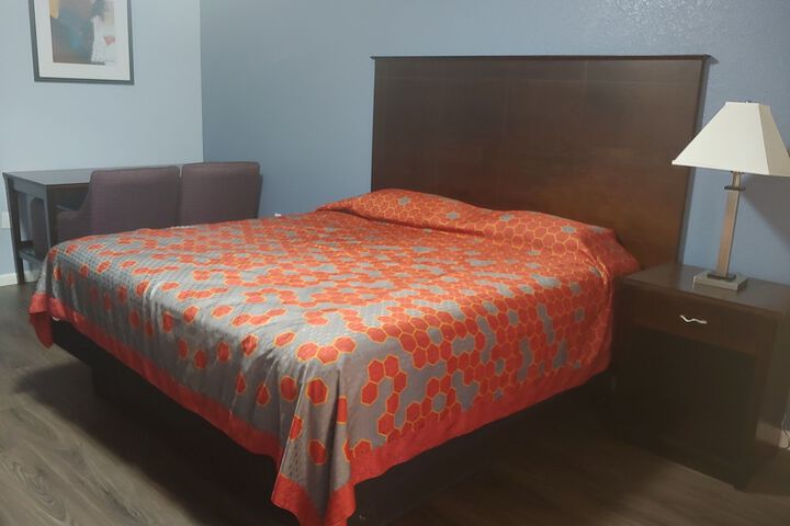 Room 8 of 18
