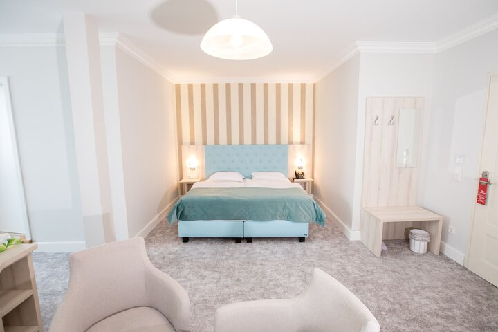 Room 13 of 36