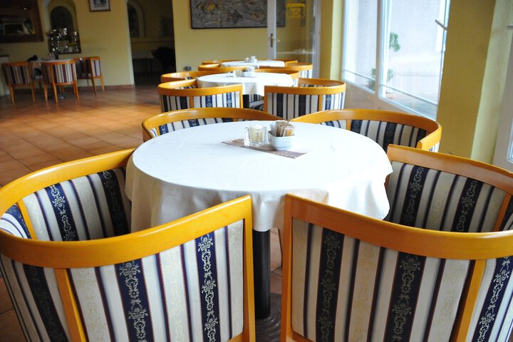 Dining 16 of 27