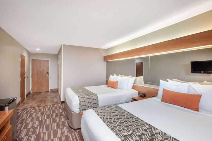 1 Queen Bed (2 of 23)