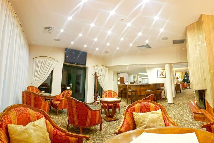Lounge 36 of 40