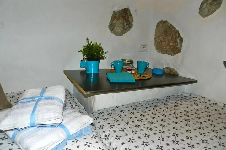 Room 4 of 28