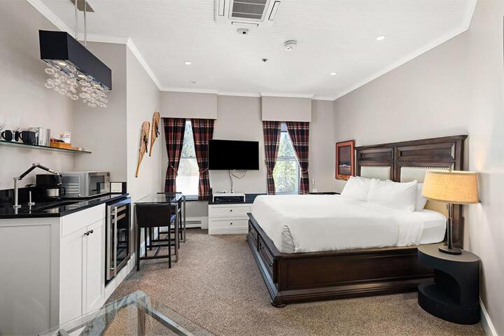 Photo of Independence Square 302 Top Floor Stylish Hotel Room with Wet Bar, a / C, in Downtown Aspen